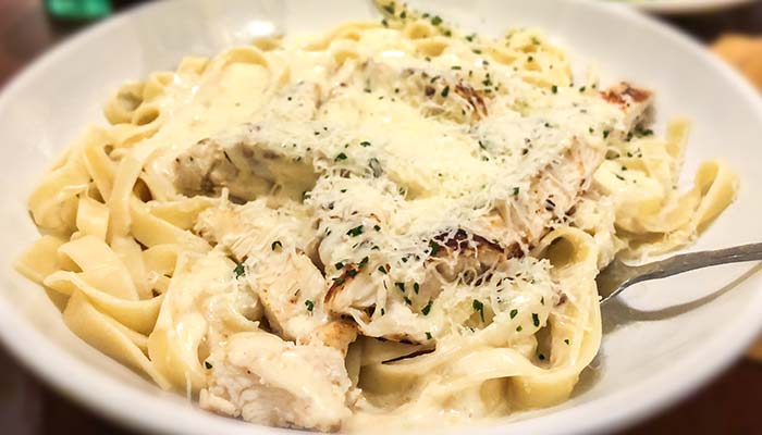 Frankie's Chicago Style Pizza restaurant in Maple Grove, MN best chicken alfredo pasta