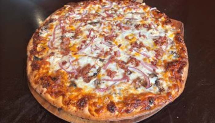 Frankie's Chicago Style Pizza restaurant in Maple Grove, MN serves westerner thin crust pizza